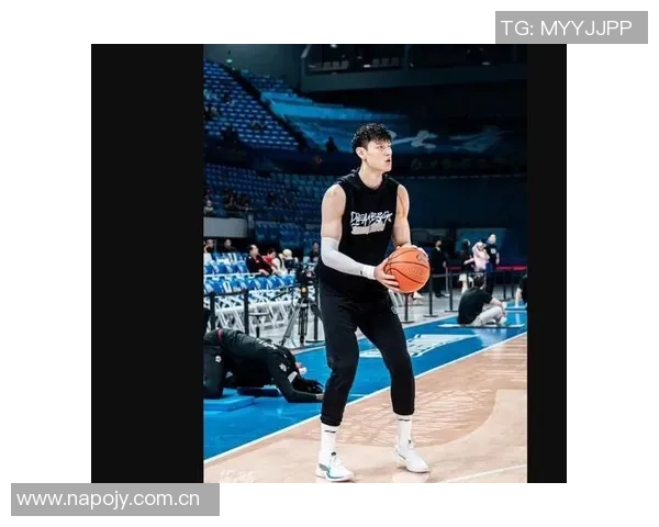 曾凡博防守失误贾里德巴特勒轻松突破上篮得分 曾凡博防守失误贾里德巴特勒轻松突破上篮得分