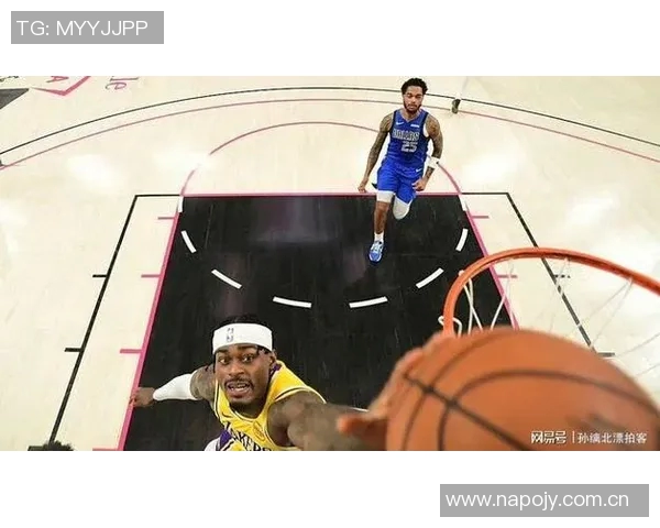 浓眉表现出色前三节高效得分19分并抢下9篮板助力球队争胜 浓眉表现出色前三节高效得分19分并抢下9篮板助力球队争胜