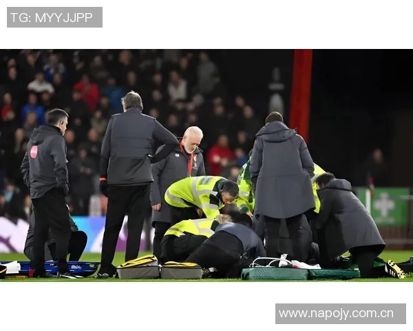 阿尔瓦拉多腿部受伤紧急返回更衣室希望尽快恢复状态 阿尔瓦拉多腿部受伤紧急返回更衣室希望尽快恢复状态