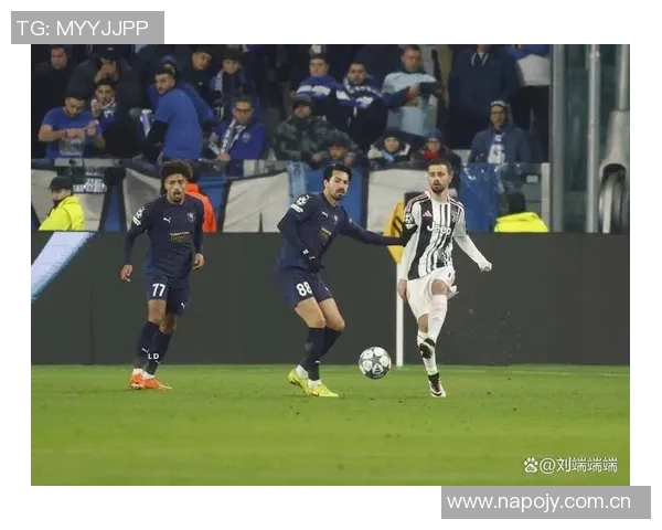 戴维近距离射门遭封堵麦肯尼头球抢点再遭扑救无缘进球