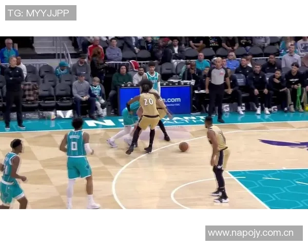 维金斯突破禁区高打板文班亚马展现超凡身高送出精彩钉板大帽