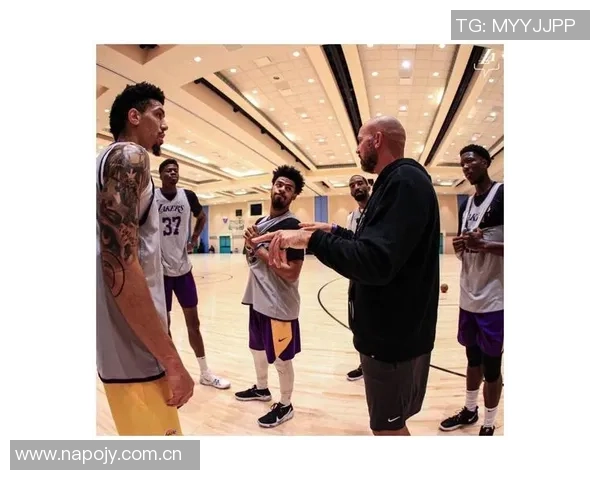 稳定控卫与浓眉五号位联手让球队焕发新生的秘密解析