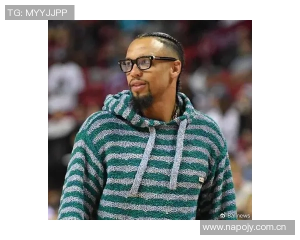 真爱无敌狄龙赛后与火箭队员亲切握手并与费尔蒂塔亲密交流 真爱无敌狄龙赛后与火箭队员亲切握手并与费尔蒂塔亲密交流