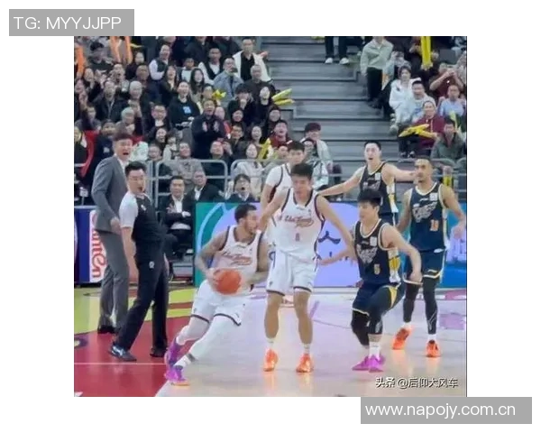 中学生篮球班赛惊现绝杀三分球精彩瞬间引发热议